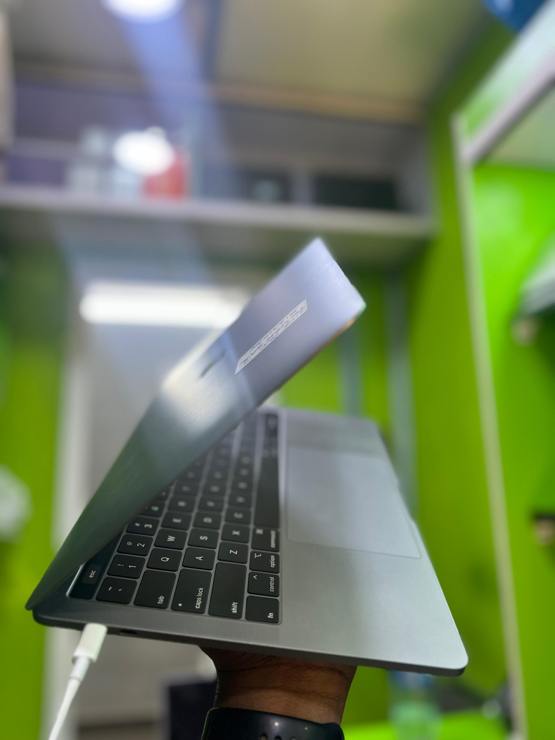 2018 Apple MacBook Pro  Core i5  8gb ram 512gb  4Thunderbolt 3 Ports  TouchBar 