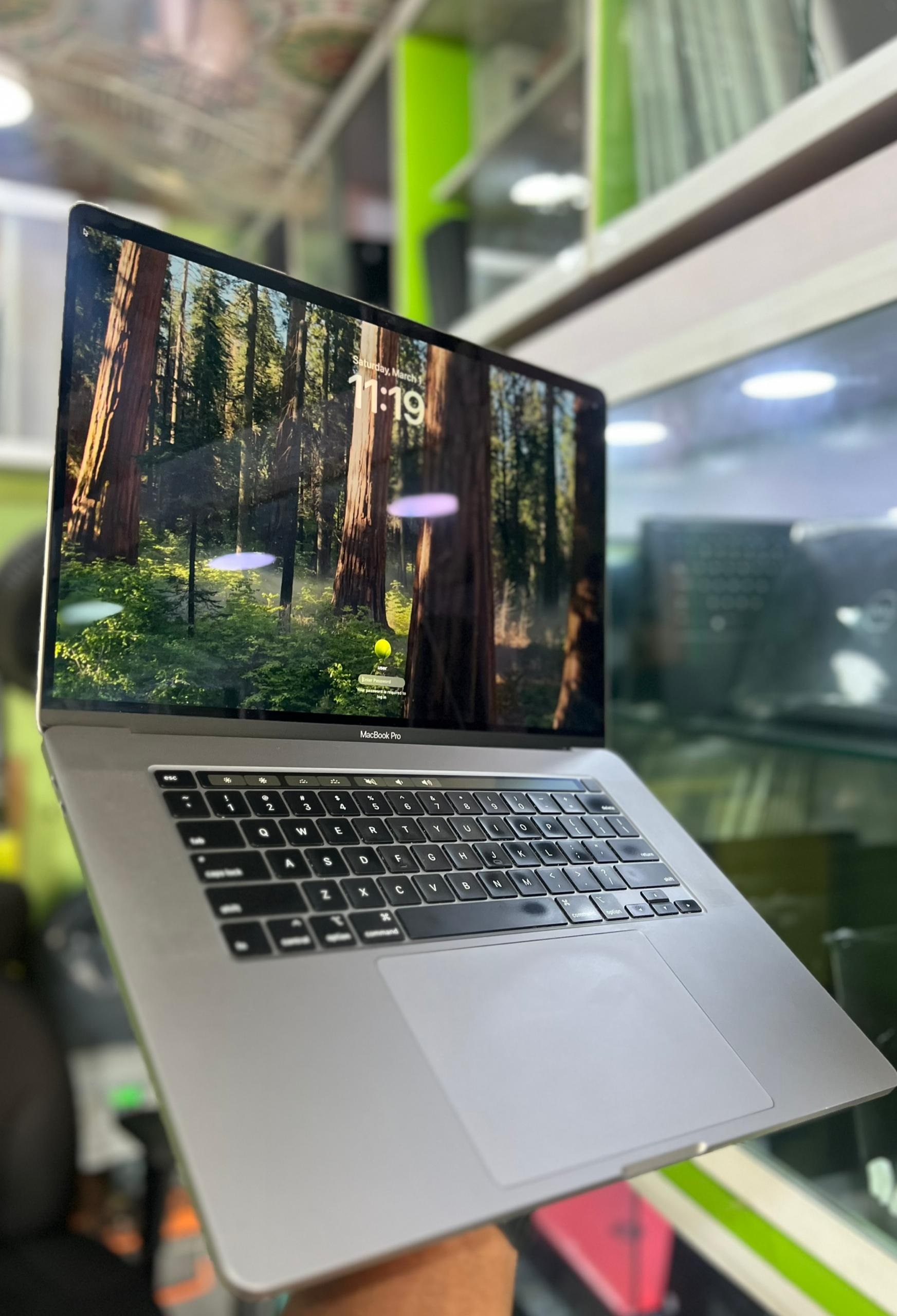 2019 Apple MacBook Pro 16-inch Core i7 512gb ssd 32gb Ram 4gb Radeon Pro dedicated Graphics Space Gray TouchBar ID Pristine 