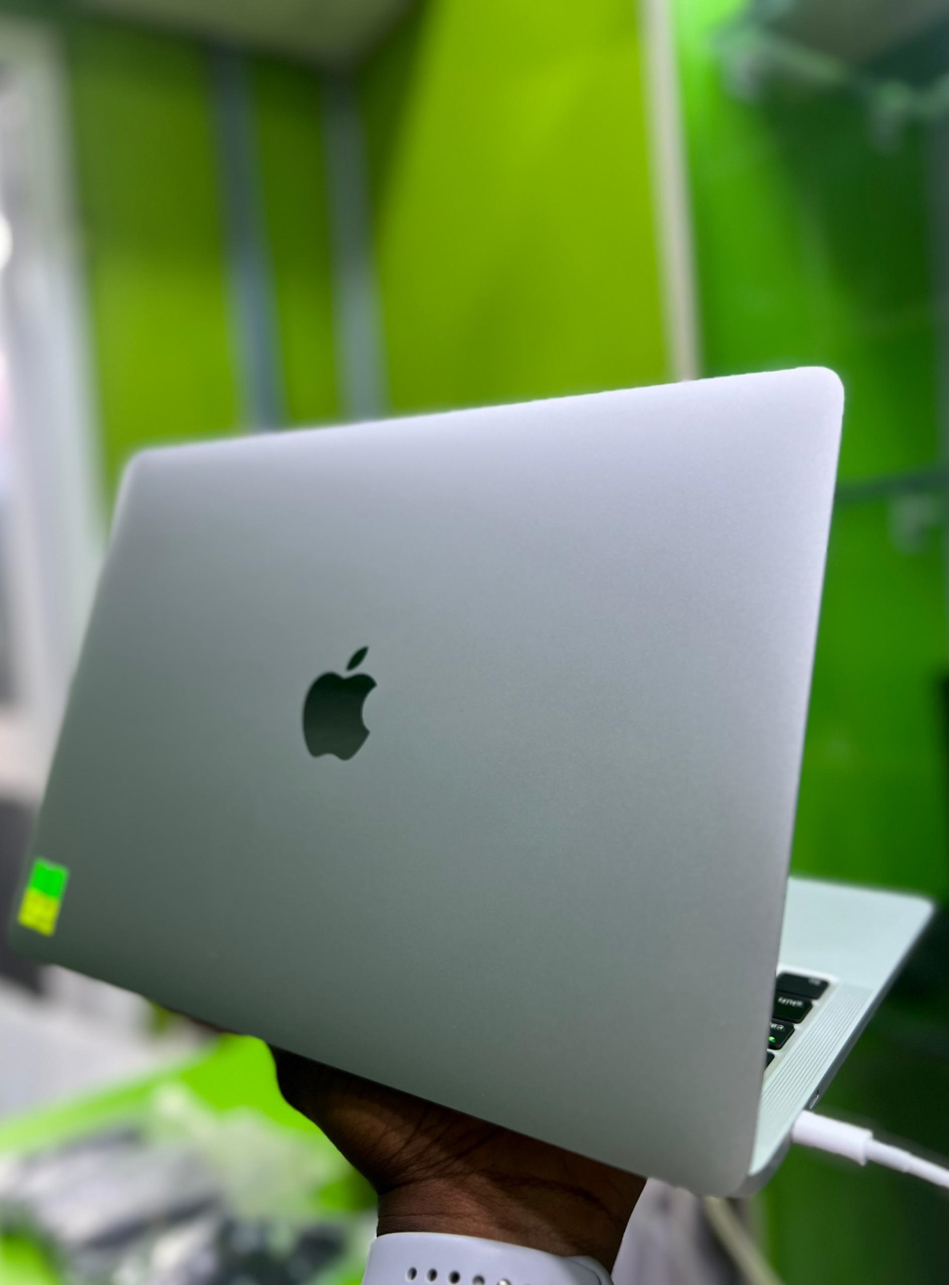 2020 Apple MacBook Pro 13-inch Quad Core @2.3GHz Intel Core i716gb ram 512gb ssd Touc/ID Silver/Gray